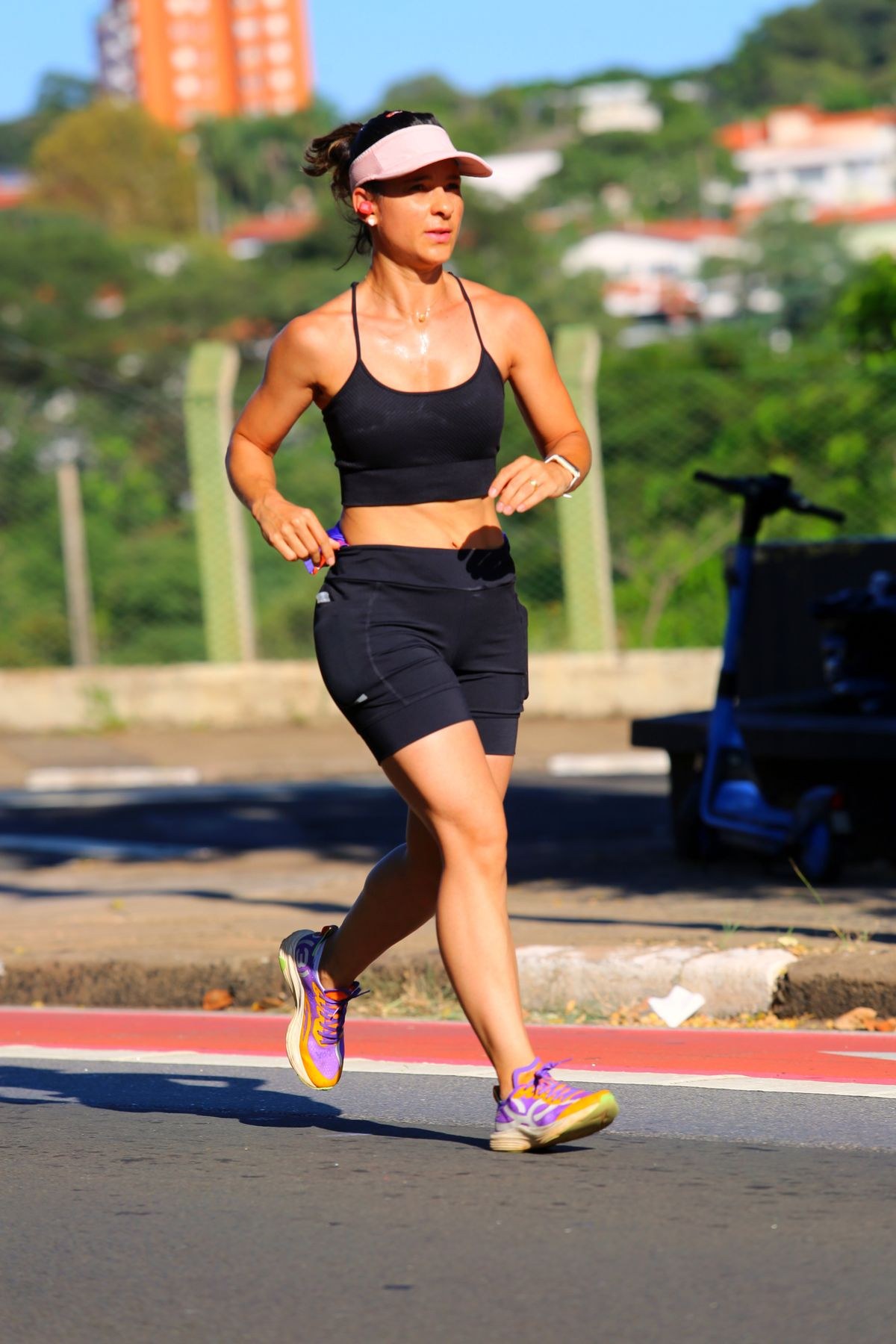 Natali Ribeiro correndo ao ar livre