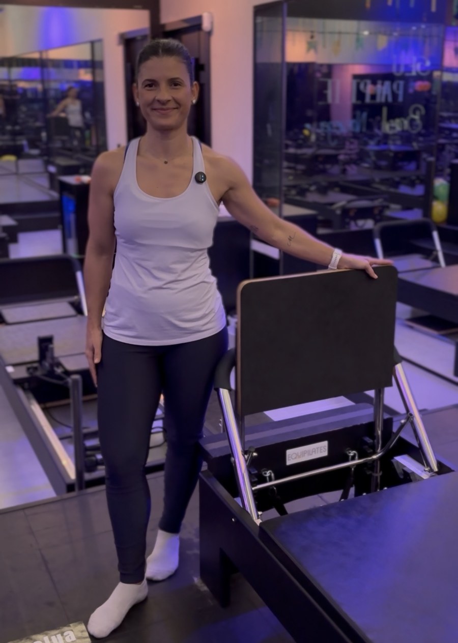 Natali Ribeiro ao lado do Reformer com a Prancha de Saltos