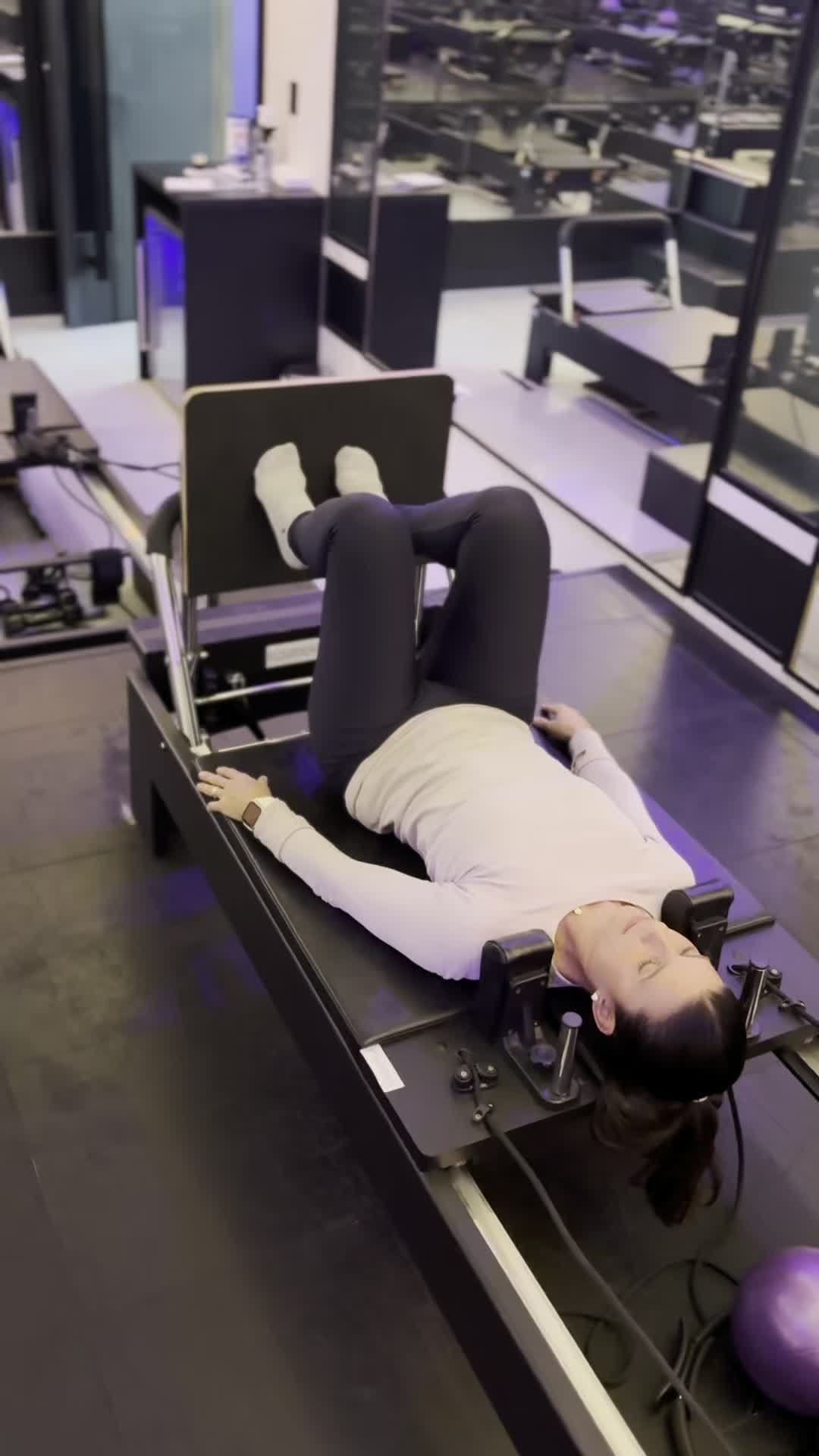 Natali Ribeiro demonstrando salto com deslocamento no Reformer