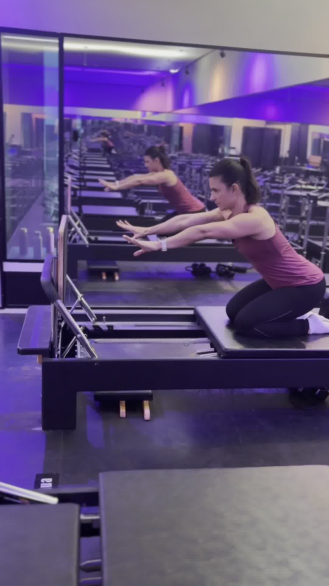 Natali Ribeiro executando salto no Reformer